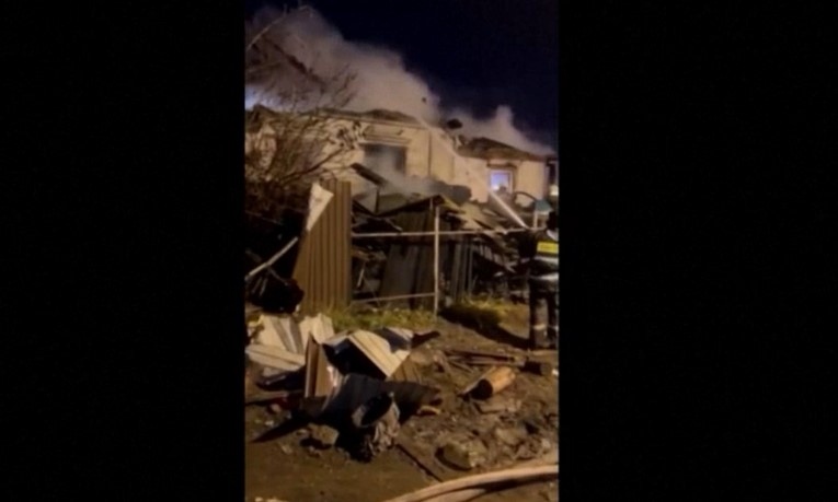 Руски боен изтребител Су 30 се разби в жилищен район в